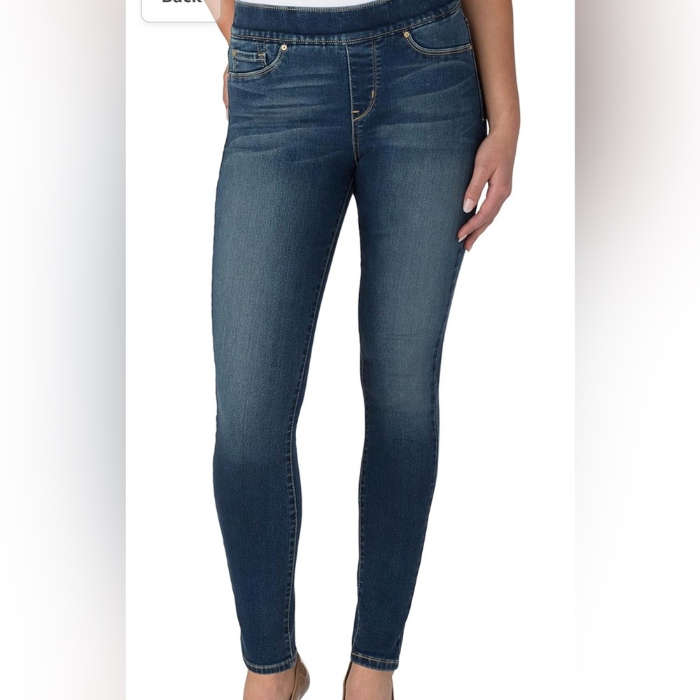 Levi’s signature pull on skinny jeans. Size 8.